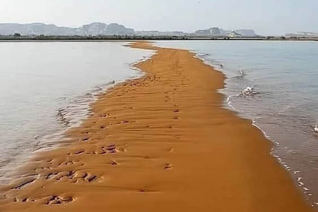 Saranakh Beach: A Natural Gem and Tourist Attraction on Qeshm Island